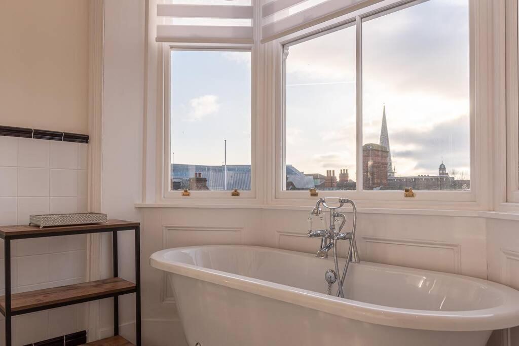 Luxury Apartment Rowntree House Across From The Shambles York Buitenkant foto